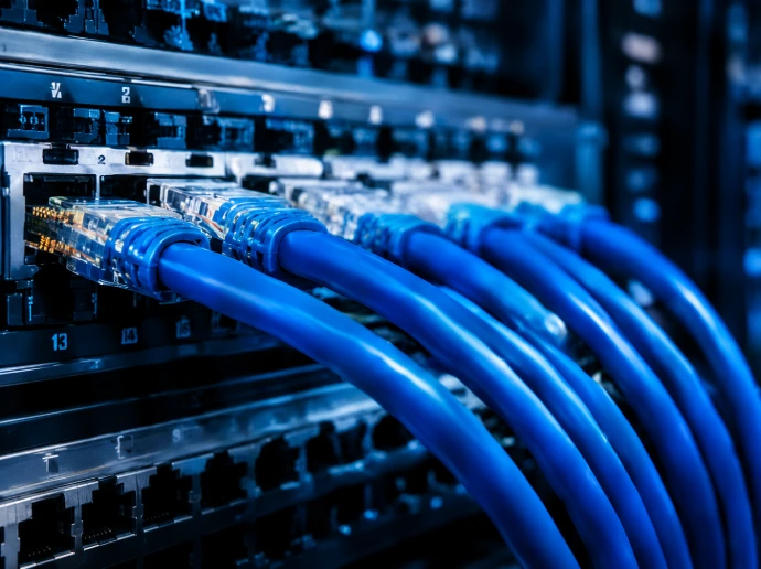 Switches empresariales y cableado de red para infraestructura de conectividad.